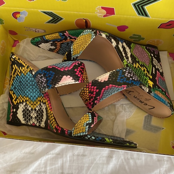 New Direct from Manufacturer! multi-colored reptile print wedges - Picture 2 of 3